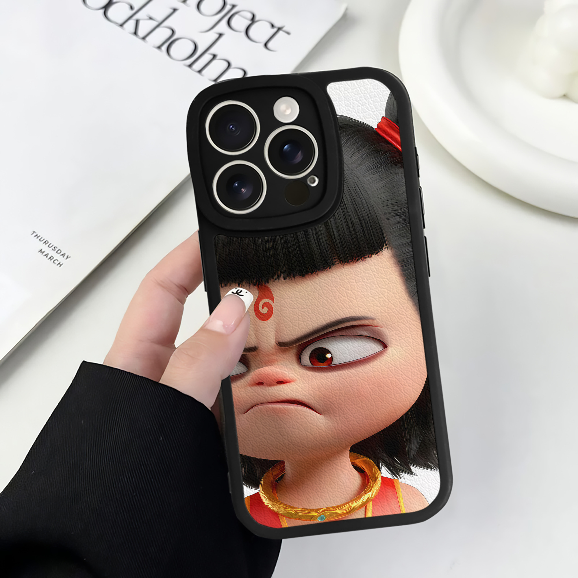 （画像用） Ne Zha 2 ナタ 魔童の大暴れ 【iPhone 16シリーズ対応】シリコンスマホケース（レザー調） 材質：シリコン